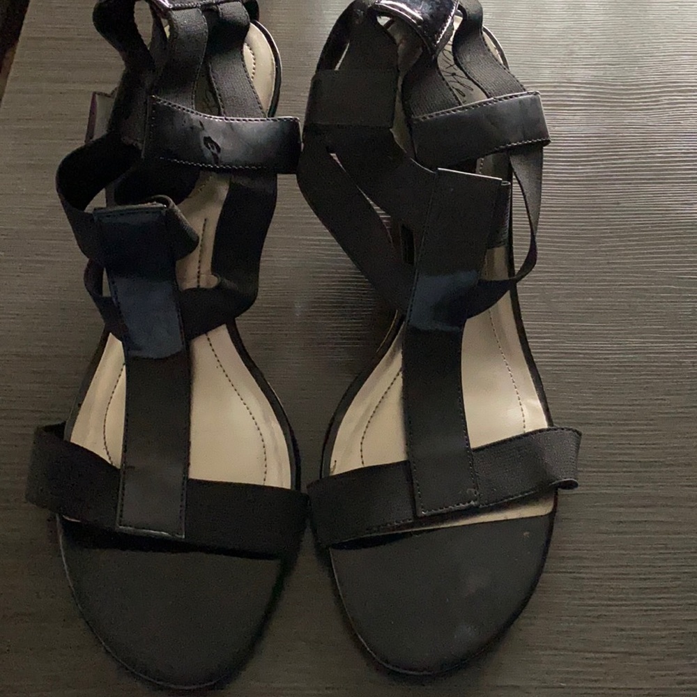 Black wedges